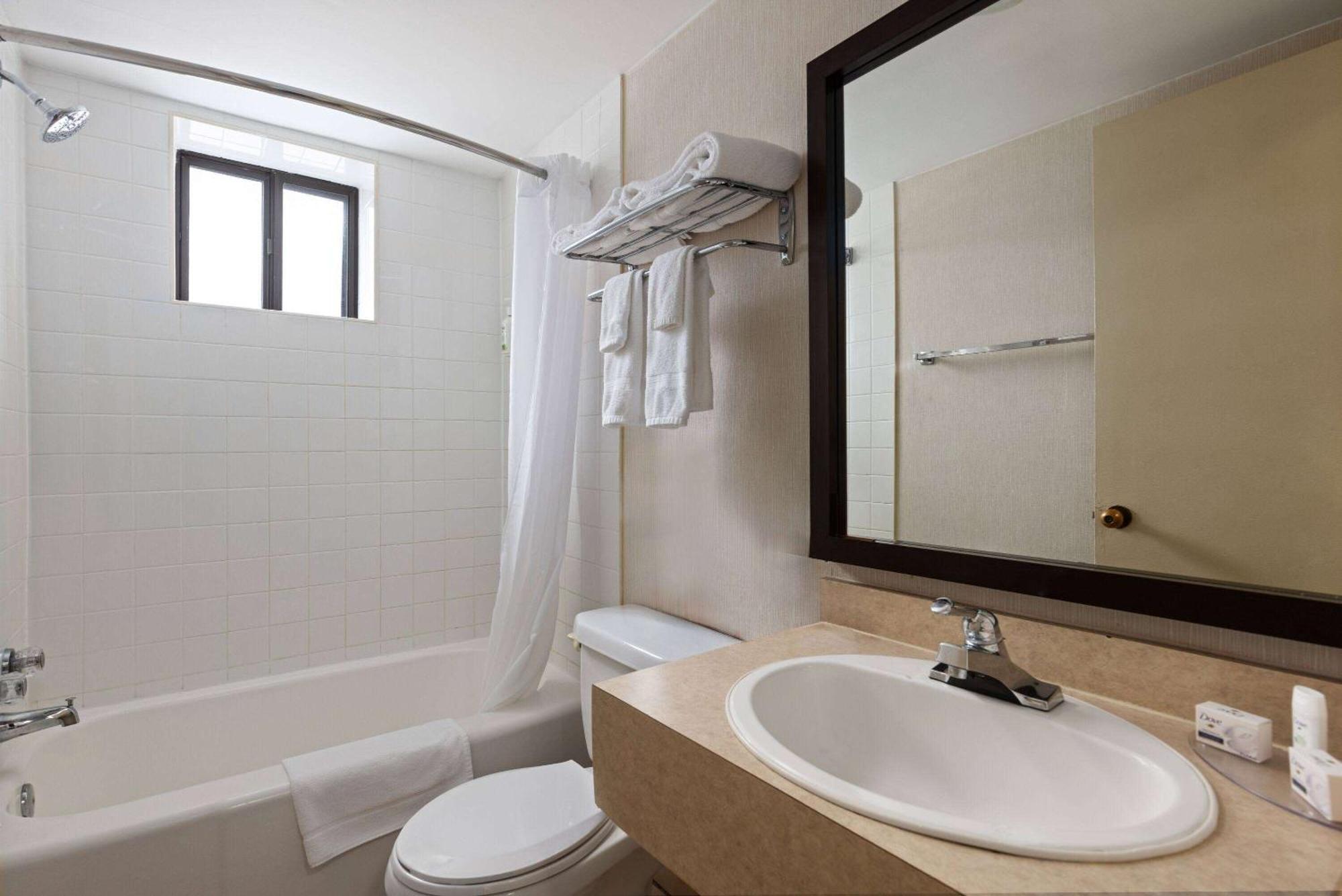Travelodge By Wyndham Thunder Bay On Екстериор снимка