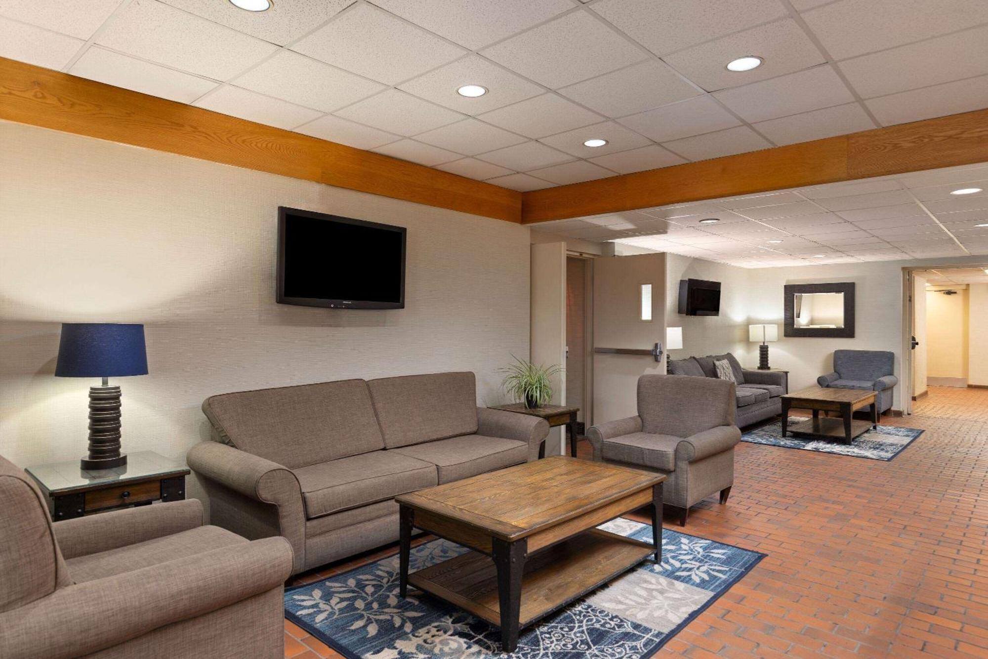 Travelodge By Wyndham Thunder Bay On Екстериор снимка