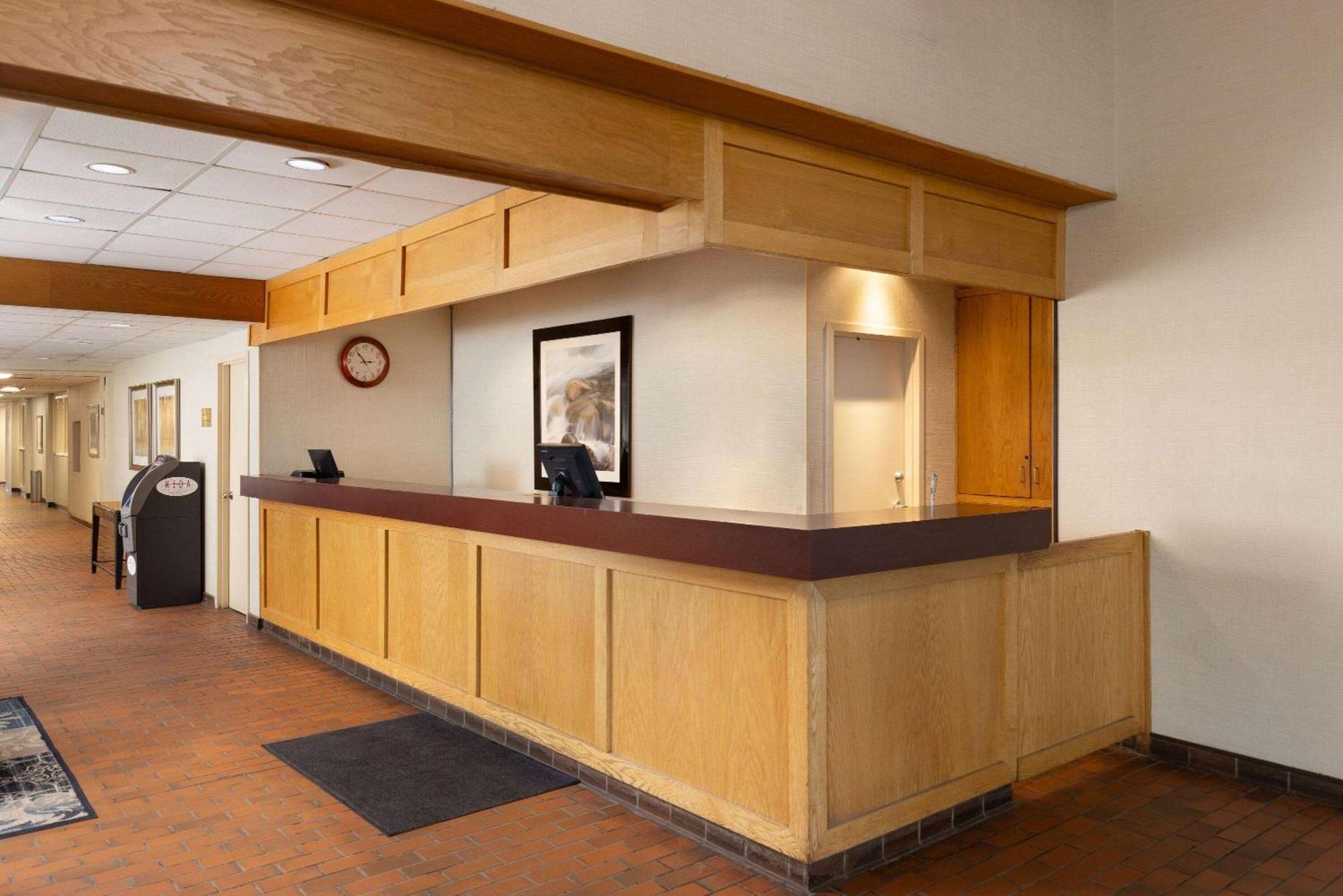 Travelodge By Wyndham Thunder Bay On Екстериор снимка